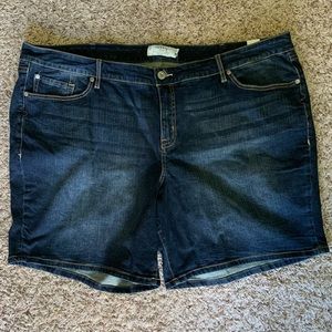 Torrid NWT Dark Wash Denim Shorts Size 26